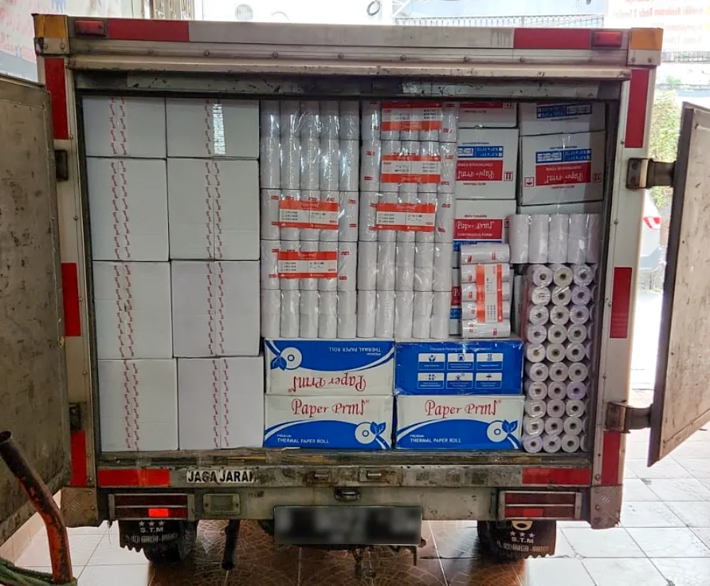 Truk pengiriman Paperpryns penuh dengan produk continuous form dan thermal roll
